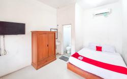 RedDoorz Syariah @ Homestay Bougenville near Taman Alun-Alun Kota Lamongan