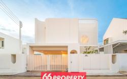Modern 4 BR Home - Walk to Shopping/Supermarket