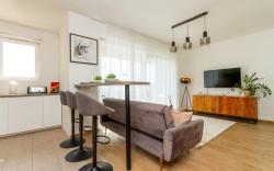 3BR Premium Skyline Penthouse w/ AC by NW