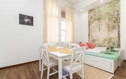 Mediterranean Hideaway w 2 BR 2 lvngrm & AC by NW