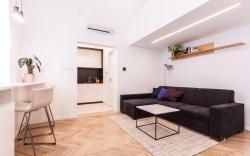 Eszter's Lovely Downtown Apartment by NW
