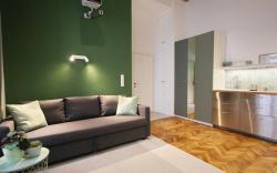 Modern Green Apt w FREE Parking, Projector+Netflix