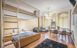 Corvin City Apartment with AC  by NW