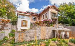 Lijiang YOLO Leisure Villa, a courtyard under the snow-capped mountains
