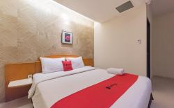 RedDoorz Plus @ Cipaganti Street 3