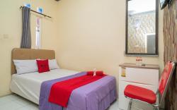 RedDoorz near Alun Alun Batu