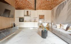 Fanstastic 2BDRM Biella Center!