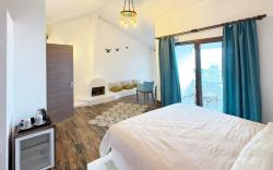 Beachfront Stay w/ Balcony & Lesvos View