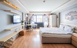 Cozy Central Flat w/Netflix & Elevator Near Metro