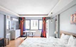 Cozy Central Flat w/Netflix & Elevator Near Metro