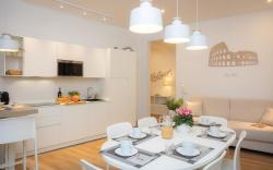 Colosseum Holidays - Three-Bedroom Apartment