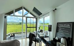 Stylish Cabin with Mountain Farm Field View