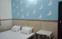 Iconic HOSTEL 1 KM from Railway Station