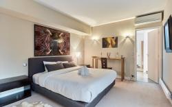 Elegant Apartment Near the Arc de Triomphe