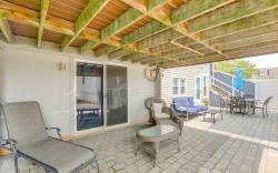 Hidden Gem 2 Bedroom 2 bathroom steps to the sand!