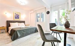 Acropolis Luxurious Apt 100 Mbps Metro Garden