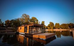 House Boat s vyhledem na Wake Park