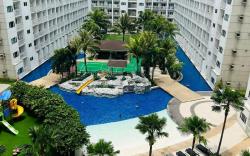 Condo with pool view by Puff Staycation
