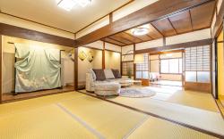 Japanese House for 12 | Free Parking & Bicycles
