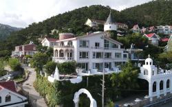 Laoshan Swan Castle Vacation Garden B&B