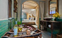 7.Hanoi Gem: Rustic Studio w/ King Bed & Projector