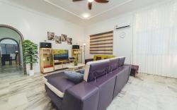 Batu Pahat Sri Jaya Villa 4BR 18pax w Pool table