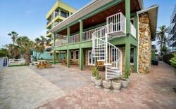 Stones Throw Beachfront Premier Suite #4 VIEWS