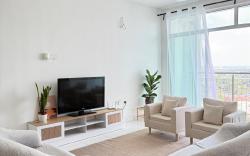 White Spacious with Breakfast at Seksyen 7