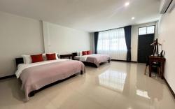 Korn Hatyai : Steps From Kimyong market