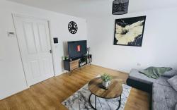 Stylish 3 Bed Home With Garden & Free Parking