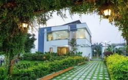 Olivewood Farmstay | 3BHK with Pool by Homeyhuts