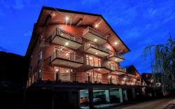 The Applewood Cottage -Manali | 8BR By Homeyhuts