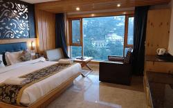  Hotel Queen Plaza 2 mins walk to Mall Road