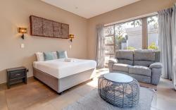 Luxury ensuite room- Wi-Fi, Pool Access, Fireplace