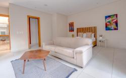 Modern guest suite - Wi-Fi, Pool, Fireplace