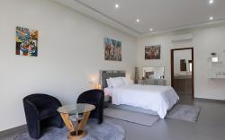 Flow Room – Modern Deluxe Stay with Garden, Pool
