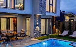 Vital Home Deluxe Heated Pool Villa