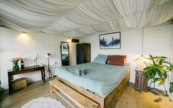The Sky room w private bathtup