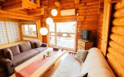 Lake Toya Hillside House / Spacious Log House