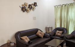 Lit Room in Farmhouse, Private Bath + Shared Lawn