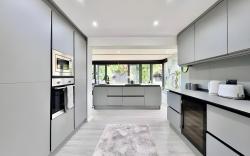 luxury 3 bedroom house  Quiet/Central/free parking