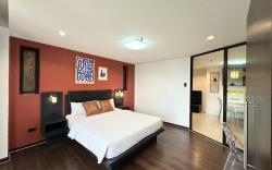 Artsy Central Loft [1BR, 24/7Concierge, Balcony]