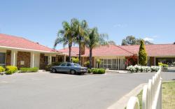 Pines Country Club Motor Inn