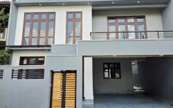 Modern 4-Bedroom 3-Bathroom Home with Roof Terrace