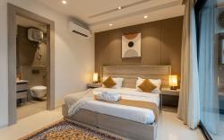 The Lodgers Luxury Hotel Near Golf Course Road