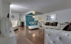 Luxurious West London Retreat With Hot Tubs  Easy Access to Central London