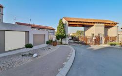 Spacious 3 Bedroom Apartment@Blandford with a Pool