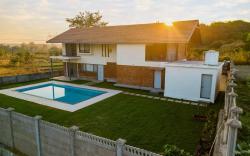 StayLeisurely The Flint House 3BHK, Murbad