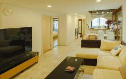 Big unit for 8 people, city center Silom