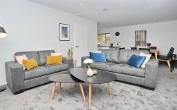 Spacious stylish home - 7 Night special deals